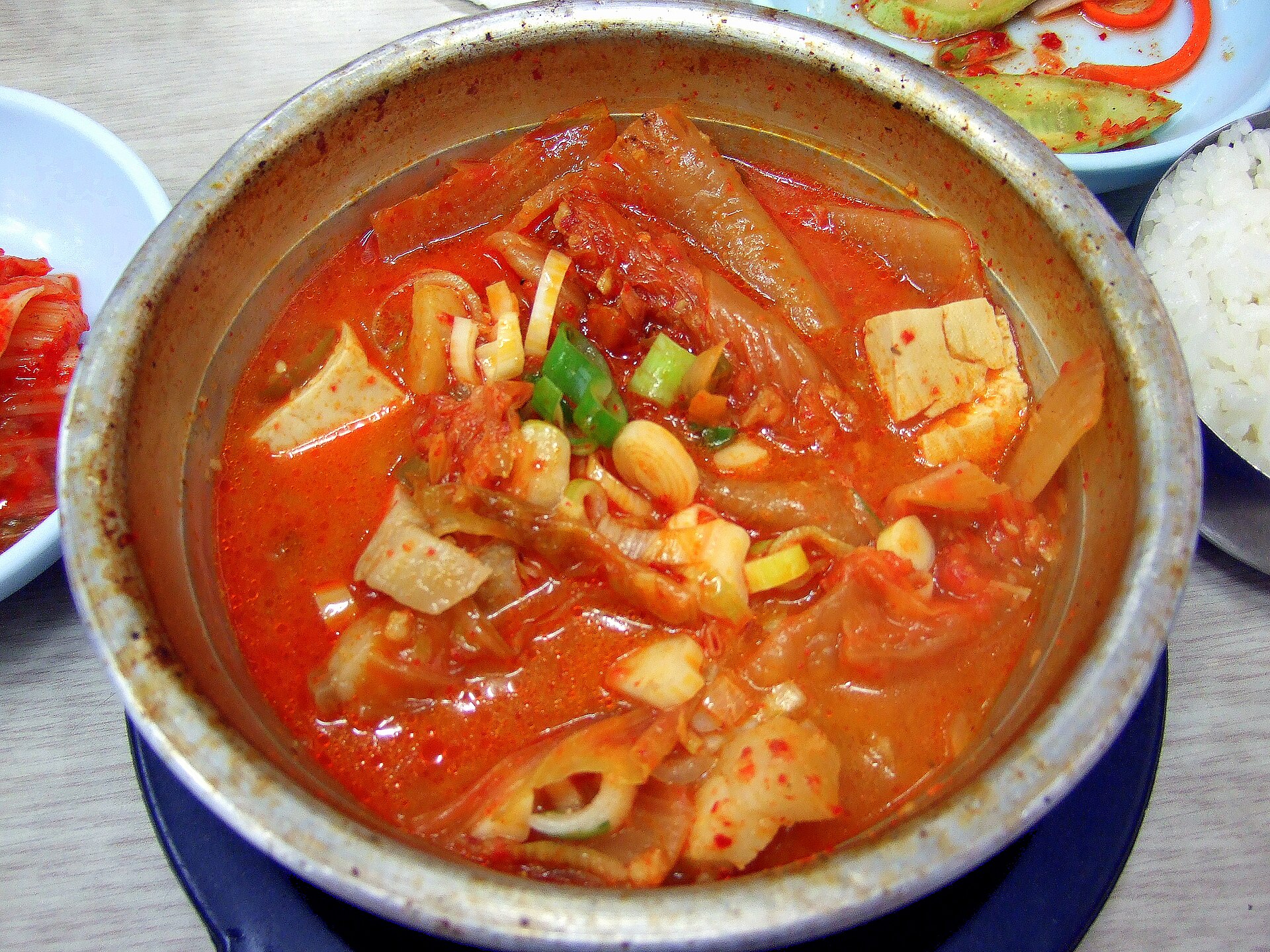 김치찌개와 함께 차린 밥과 반찬
